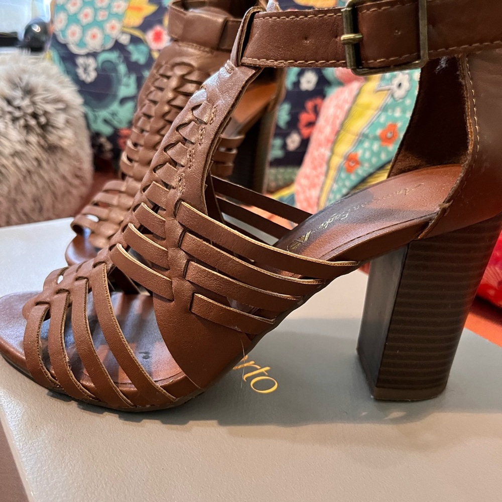 American Eagle heel open toe